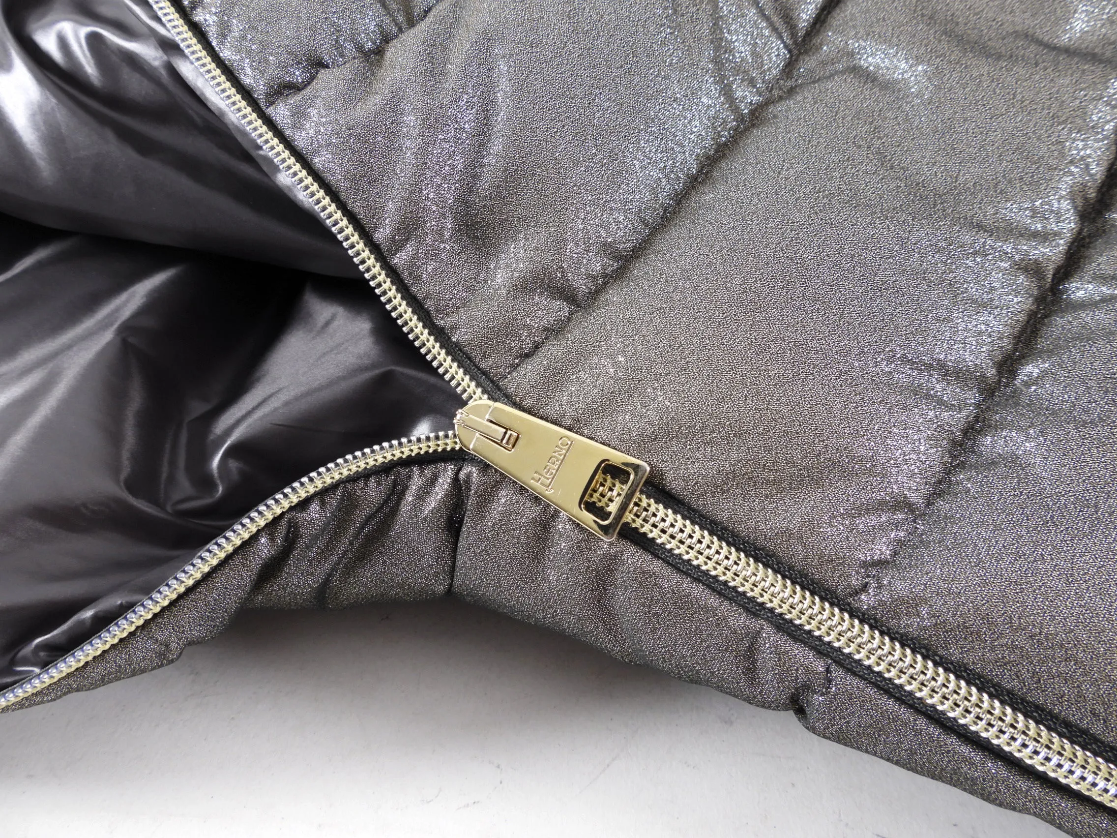 Herno Silver Shimmer Puffer Jacket - IT42 / S